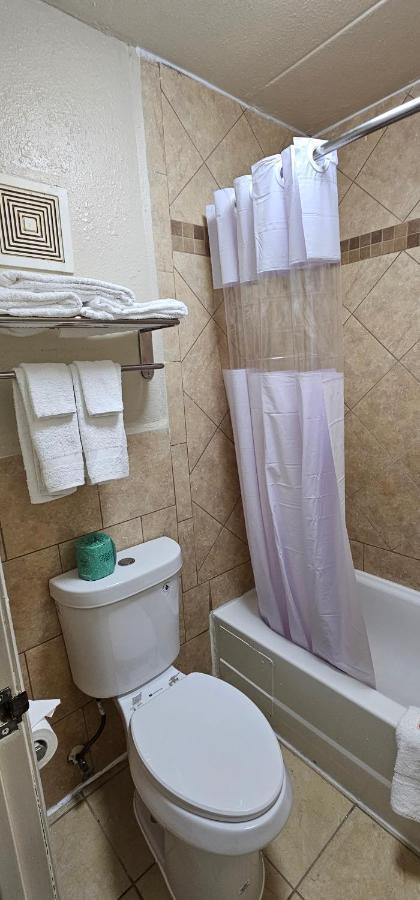 Econo Lodge Charlotte Airport Bagian luar foto