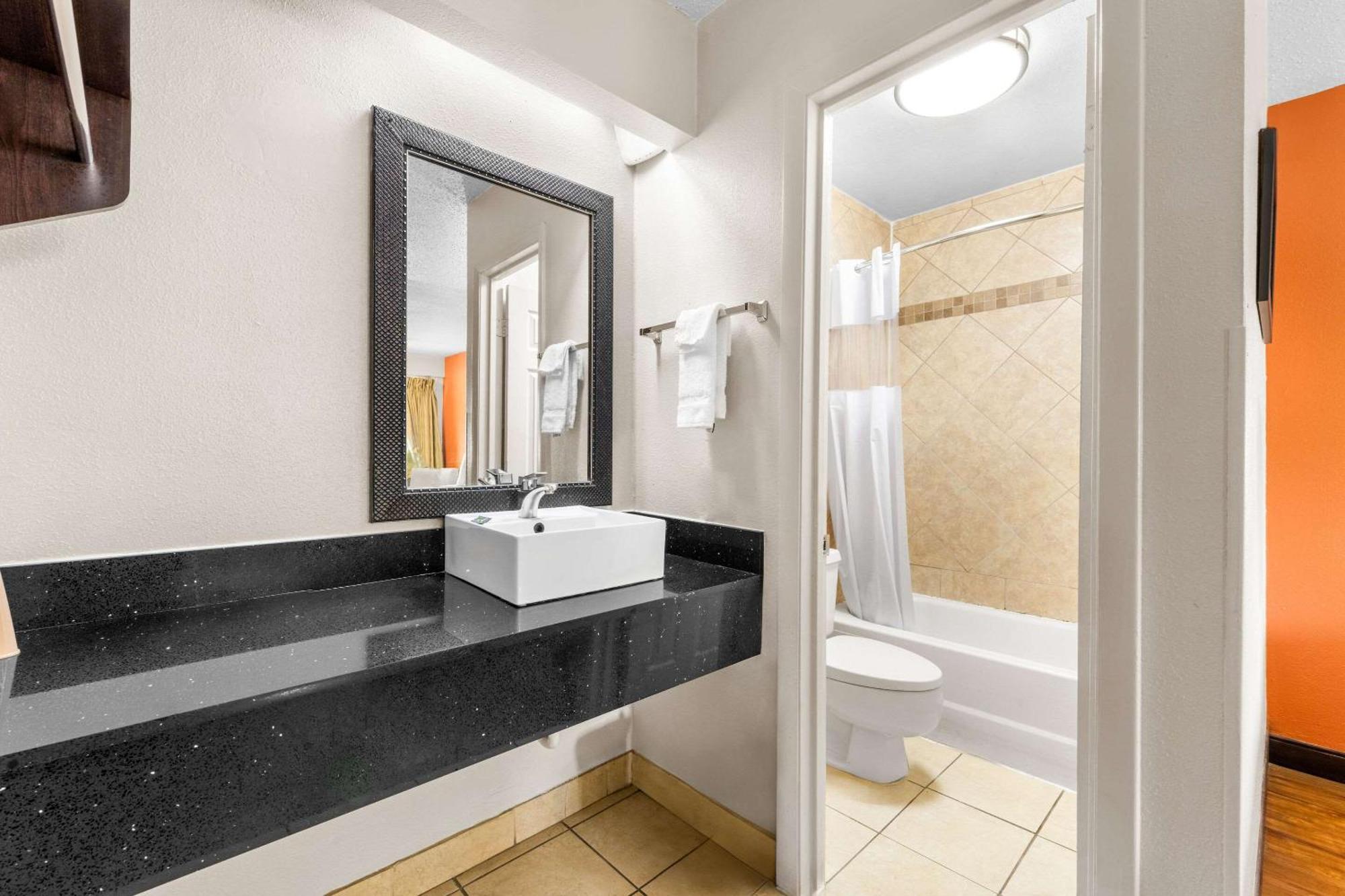 Econo Lodge Charlotte Airport Bagian luar foto