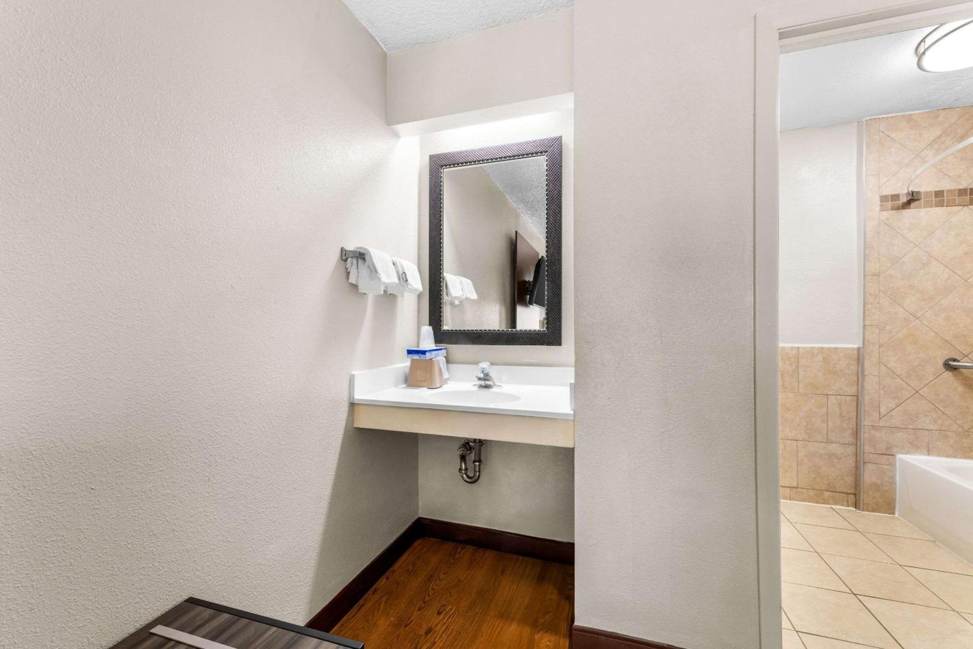 Econo Lodge Charlotte Airport Bagian luar foto
