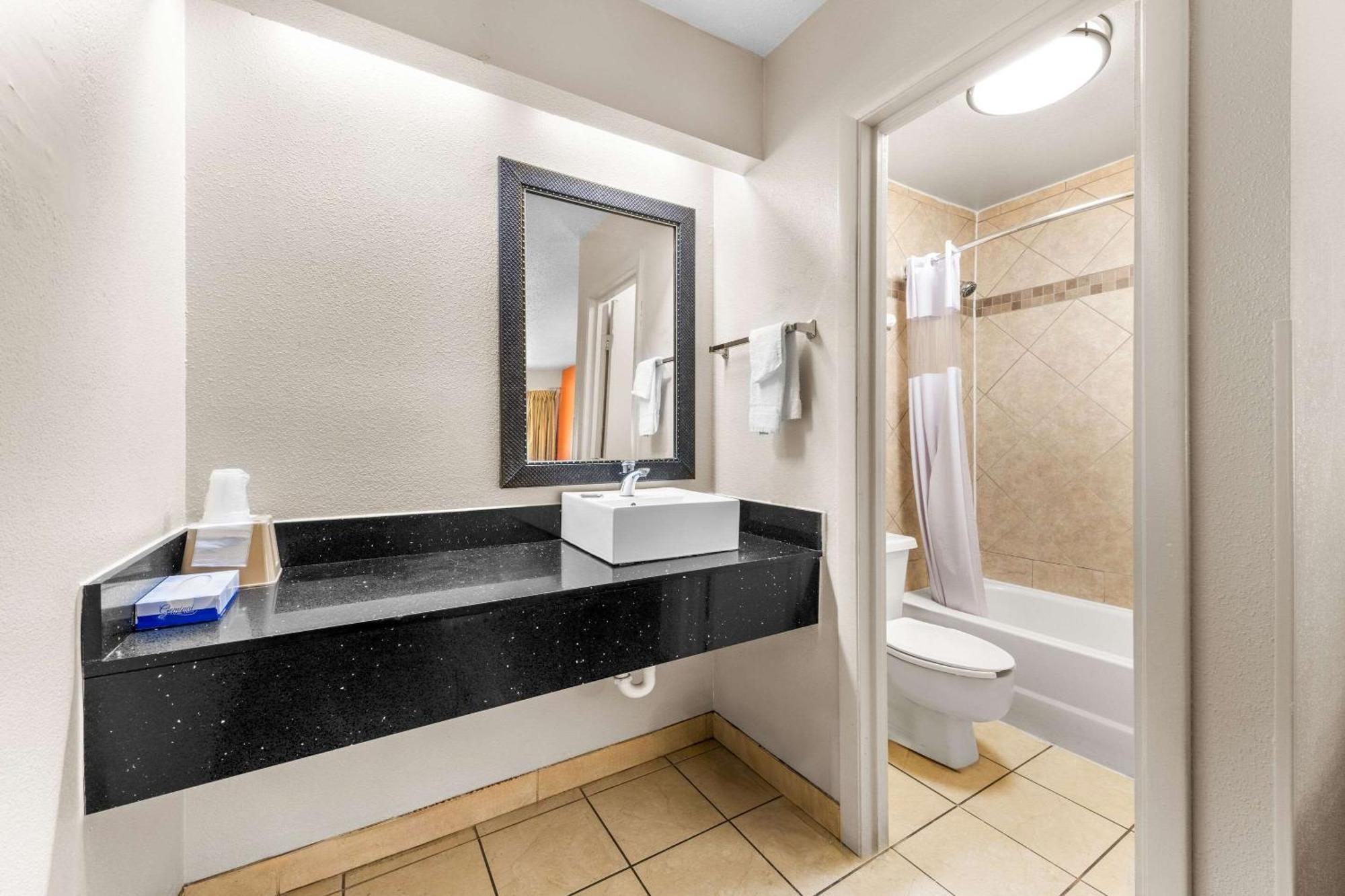 Econo Lodge Charlotte Airport Bagian luar foto