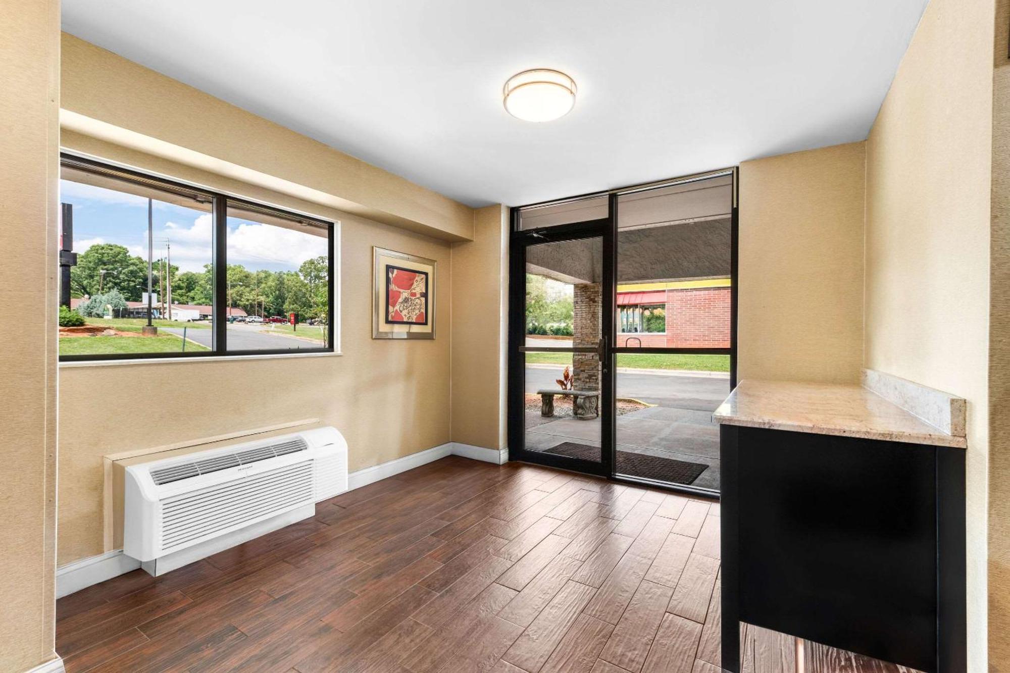 Econo Lodge Charlotte Airport Bagian luar foto